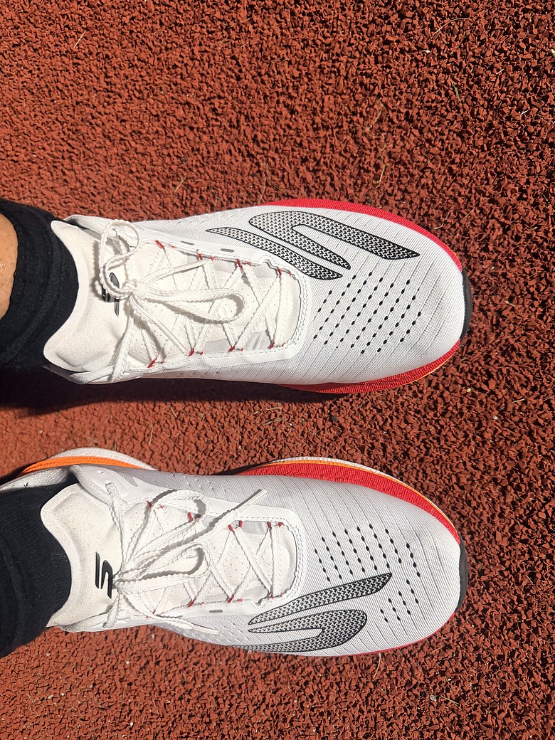 點我看大圖 【SKECHERS AERO RAZOR實測】輕、彈、快的速度革命|新竹10K與跑步機間歇實戰心