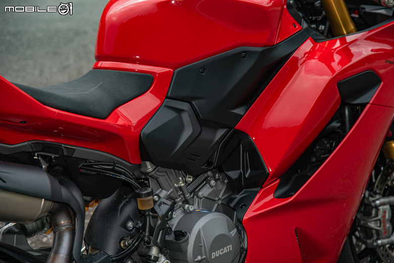 點我看大圖 DUCATI Pangale V2 S 試駕|街賽一體混血王子!超輕量級、最親民的DUCATI跑車