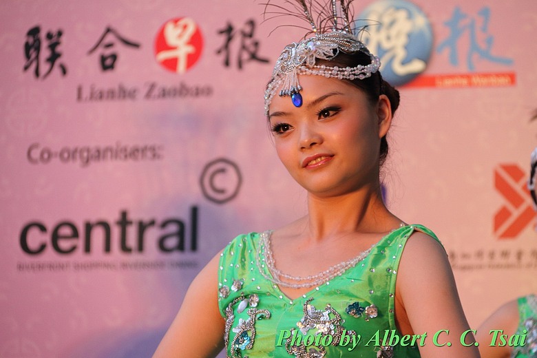 點我看大圖 【月圓新加坡河畔】微光舞台上的靈動舞韻:Canon 7D 與旅遊鏡,定格重慶孔雀舞姿