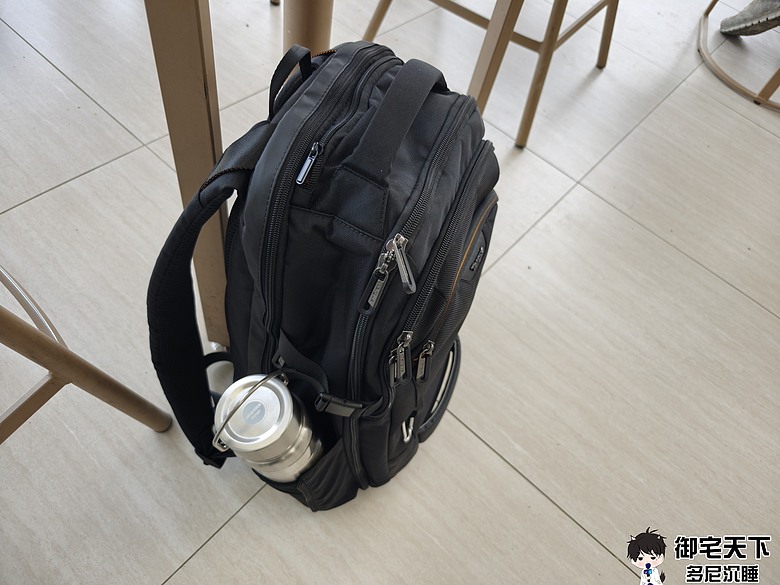 點我看大圖 開箱|Targus TBB664 Voyager EXP 17 吋旅人系列專業後背包 - 商務出差好用,大空間收納筆電、3C 配件通通搞定!