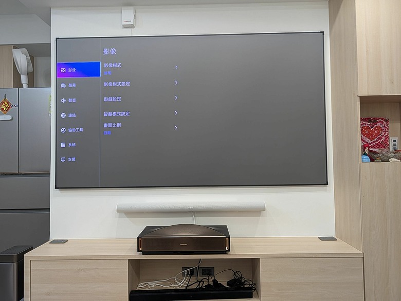 家裡裝了Hisense L9Q超短焦投影機