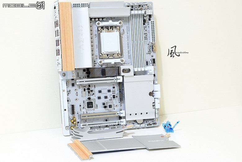 白色木紋新風格：X870E AERO X3D WOOD搭FRAME 5000D WOOD RS實測