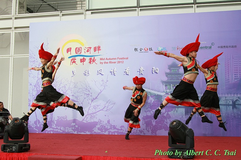 點我看大圖 【銀燦黔彩】苗族盛景與華麗歌舞:Canon 5D3 凝格少數民族歌舞的絢麗美學