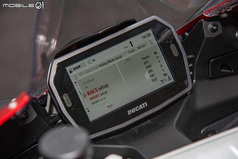 點我看大圖 DUCATI Pangale V2 S 試駕|街賽一體混血王子!超輕量級、最親民的DUCATI跑車