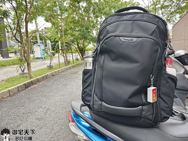 點我看大圖 開箱|Targus TBB664 Voyager EXP 17 吋旅人系列專業後背包 - 商務出差好用,大空間收納筆電、3C 配件通通搞定!