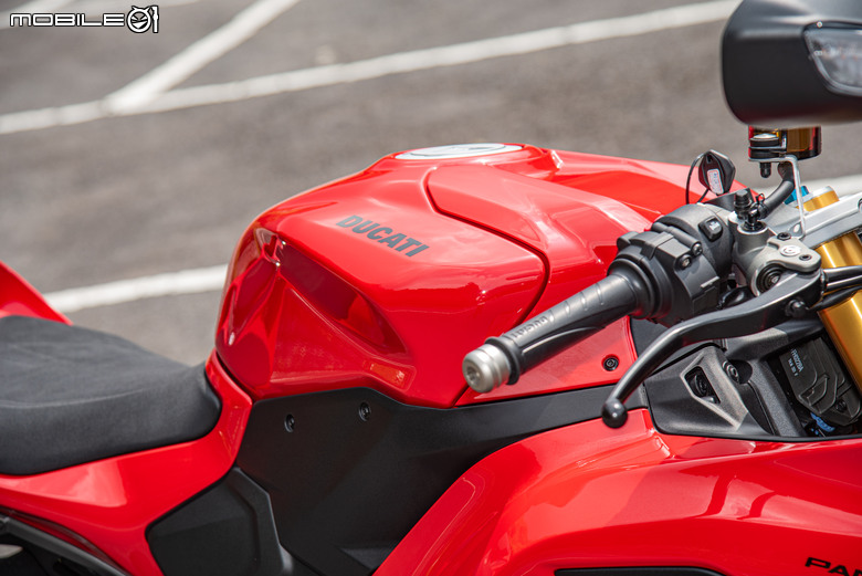 點我看大圖 DUCATI Pangale V2 S 試駕|街賽一體混血王子!超輕量級、最親民的DUCATI跑車