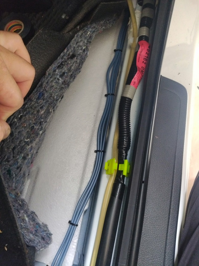 汽車裝Morel Hybrid-62音響效果如何?搭配四門制震做成密閉音箱,實聽人聲清晰、低音飽滿不轟頭