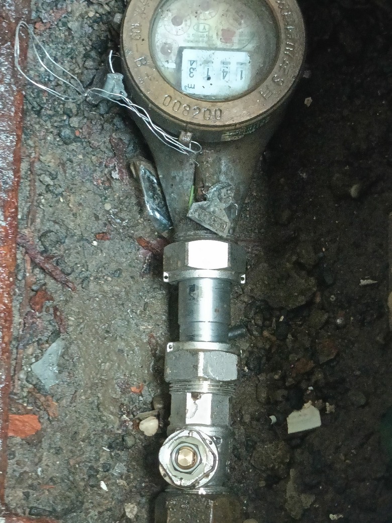 我家水錶前開關故障自來水公司馬上來更換，但我找不到合適活動板手來開關