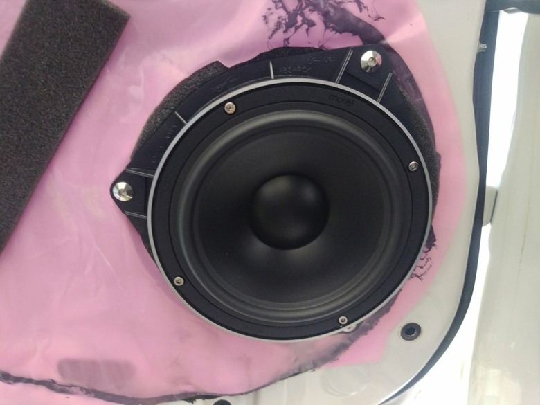 汽車裝Morel Hybrid-62音響效果如何?搭配四門制震做成密閉音箱,實聽人聲清晰、低音飽滿不轟頭