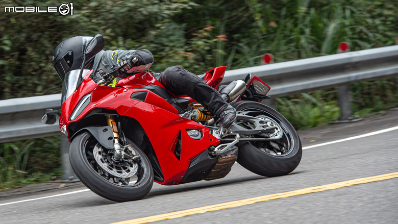 點我看大圖 DUCATI Pangale V2 S 試駕|街賽一體混血王子!超輕量級、最親民的DUCATI跑車
