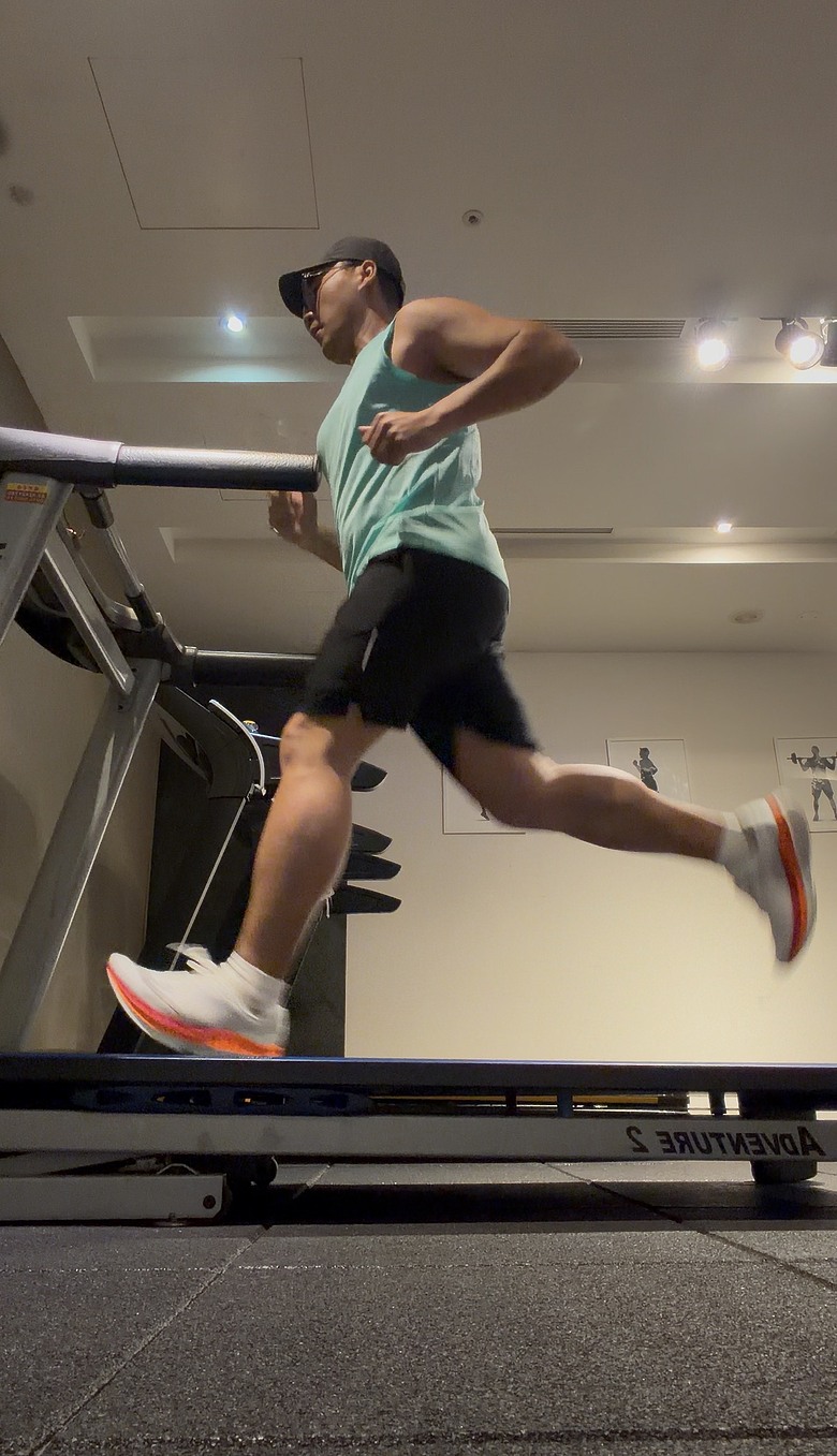點我看大圖 【SKECHERS AERO RAZOR實測】輕、彈、快的速度革命|新竹10K與跑步機間歇實戰心