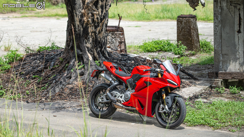 點我看大圖 DUCATI Pangale V2 S 試駕|街賽一體混血王子!超輕量級、最親民的DUCATI跑車