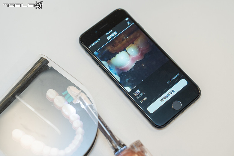 Dyson CameraJet 微鏡噴射電動牙刷登場｜牙刷也有鏡頭＋AI，還能自動噴射漱口水！高單價挑戰旗艦潔牙市場