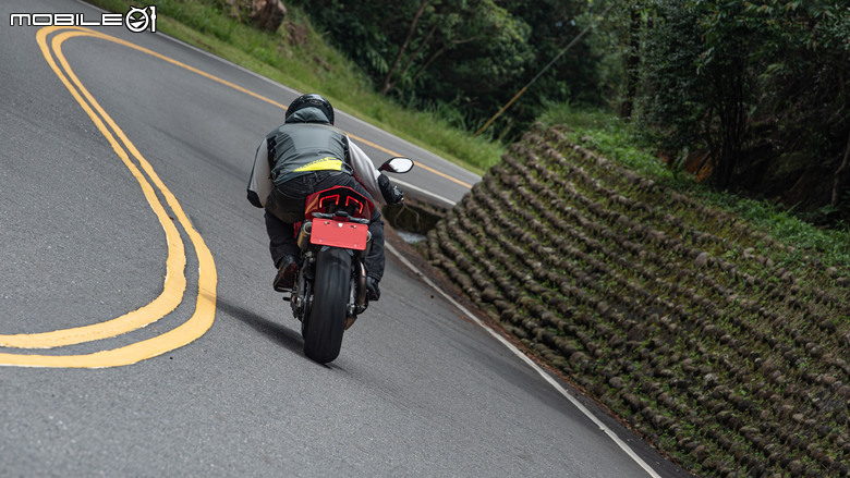 點我看大圖 DUCATI Pangale V2 S 試駕|街賽一體混血王子!超輕量級、最親民的DUCATI跑車