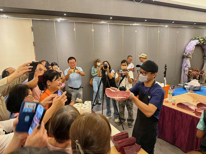 〖分享〗屏東商業聚餐｜整尾200公斤黑鮪魚現切，極品刺身盛合直接吃！