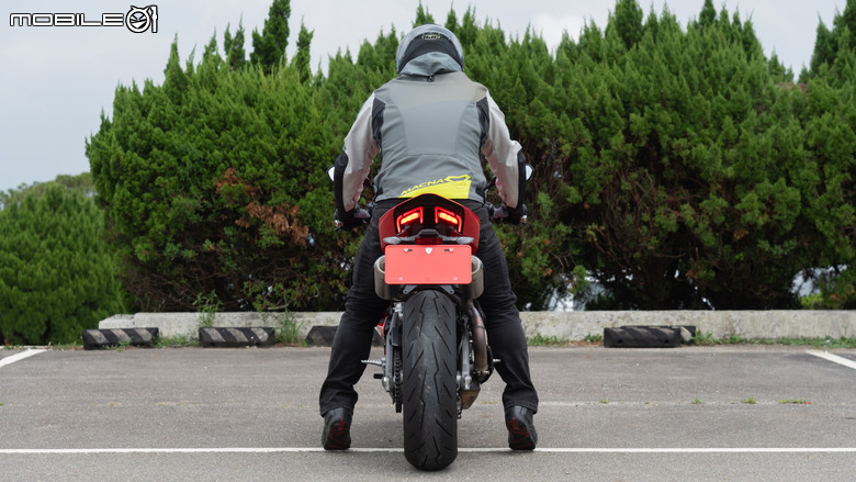 點我看大圖 DUCATI Pangale V2 S 試駕|街賽一體混血王子!超輕量級、最親民的DUCATI跑車