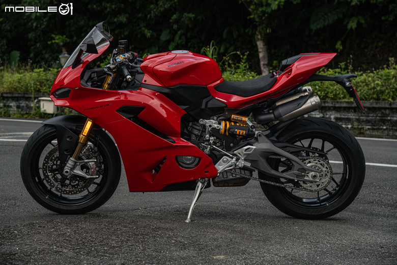 點我看大圖 DUCATI Pangale V2 S 試駕|街賽一體混血王子!超輕量級、最親民的DUCATI跑車