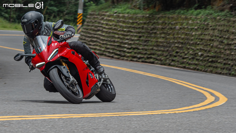 點我看大圖 DUCATI Pangale V2 S 試駕|街賽一體混血王子!超輕量級、最親民的DUCATI跑車