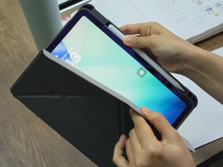 給iPad一個甜蜜家園「HIPPORIZZ 河馬引力 Origo 晶透筆槽防摔殼 iPad保護殼」開箱評價