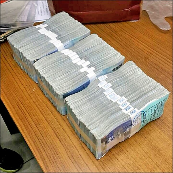 哇~~~好大的西瓜🍉 四輪大爺🚘被迫🔪切西瓜...如不切， 直接嚕下去....