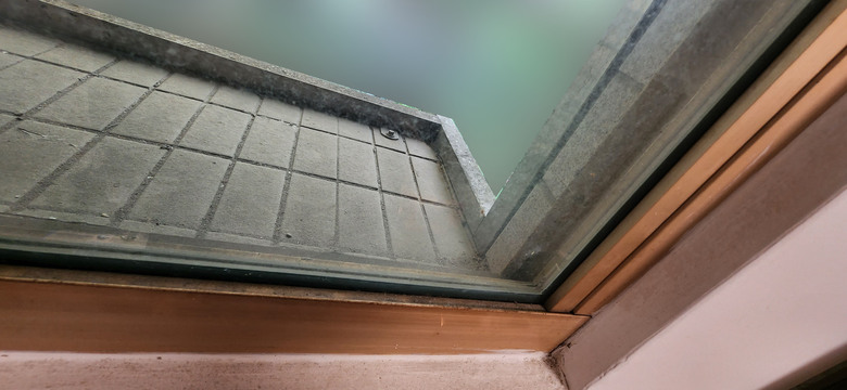窗型冷氣口的玻璃如何拆卸？