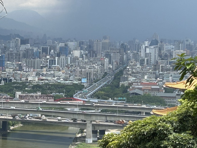 搭 捷 運 登 走 劍 潭 山 親 山 步 道