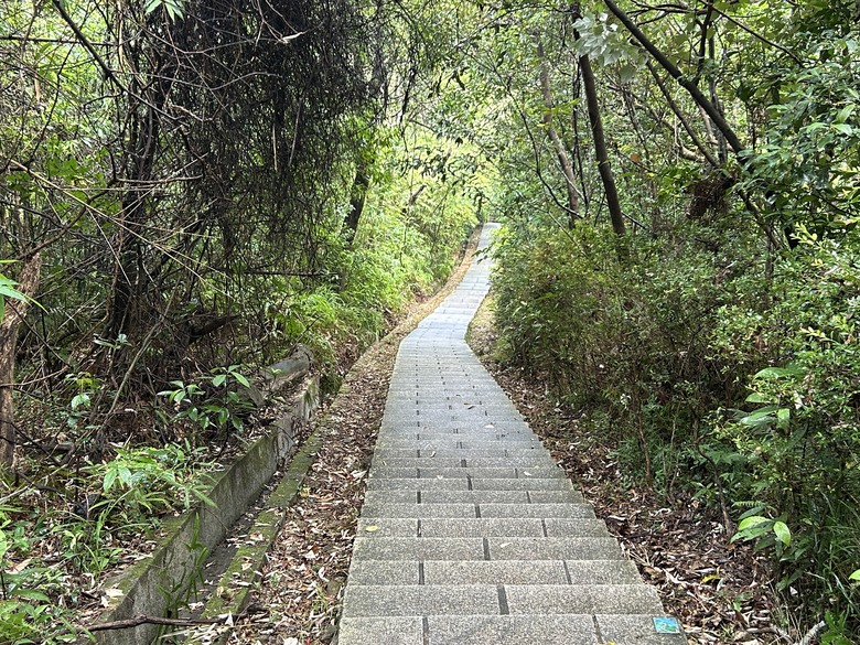 搭 捷 運 登 走 劍 潭 山 親 山 步 道