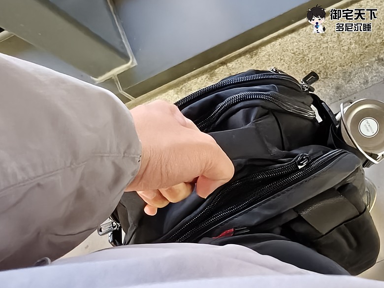 點我看大圖 開箱|Targus TBB664 Voyager EXP 17 吋旅人系列專業後背包 - 商務出差好用,大空間收納筆電、3C 配件通通搞定!