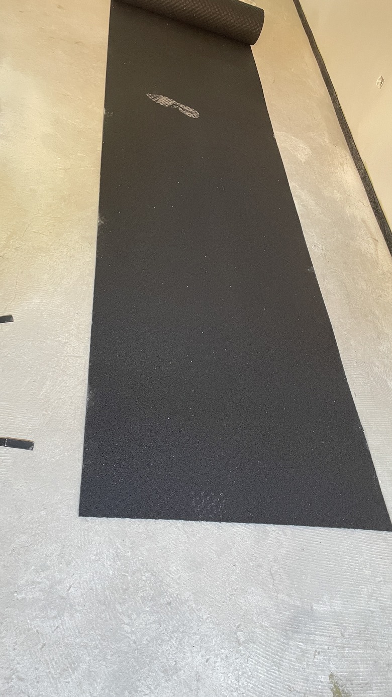 將回收輪胎橡膠（Recycled Rubber）應用於 Underscreed（水泥壓層下 / 水泥砂漿層下） 的浮築地板隔音工程