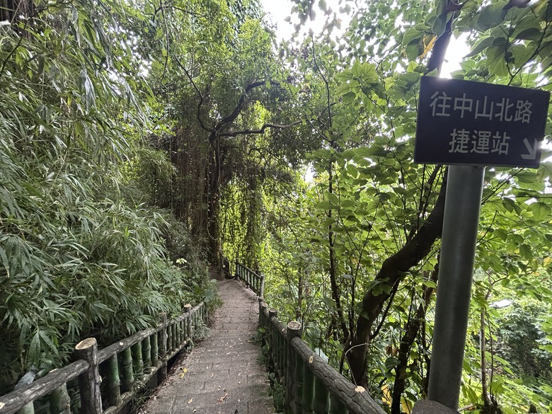 搭 捷 運 登 走 劍 潭 山 親 山 步 道