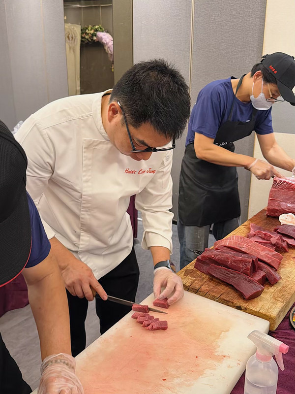 〖分享〗屏東商業聚餐｜整尾200公斤黑鮪魚現切，極品刺身盛合直接吃！