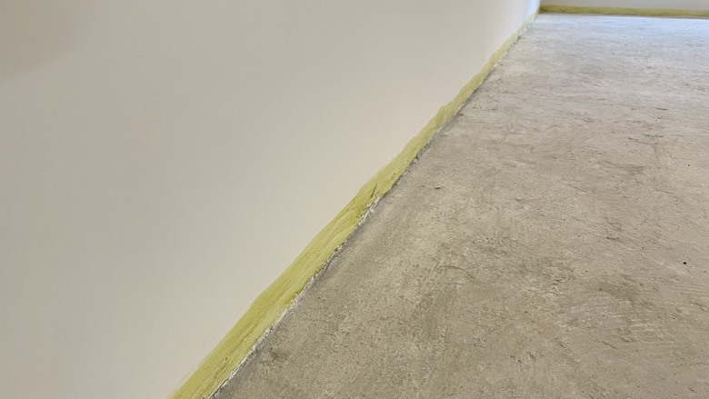 將回收輪胎橡膠（Recycled Rubber）應用於 Underscreed（水泥壓層下 / 水泥砂漿層下） 的浮築地板隔音工程