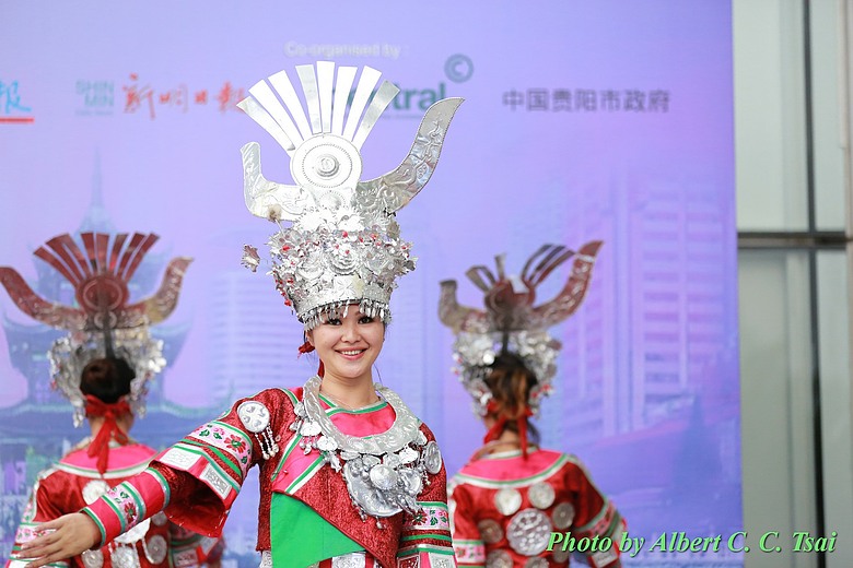 點我看大圖 【銀燦黔彩】苗族盛景與華麗歌舞:Canon 5D3 凝格少數民族歌舞的絢麗美學