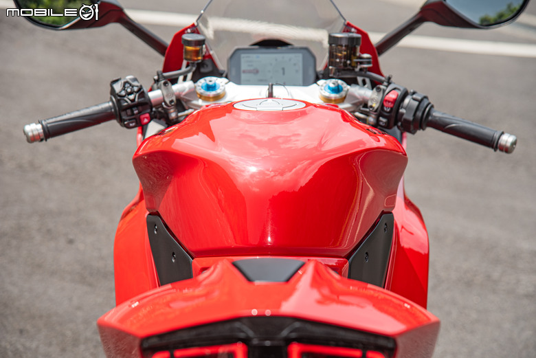 點我看大圖 DUCATI Pangale V2 S 試駕|街賽一體混血王子!超輕量級、最親民的DUCATI跑車