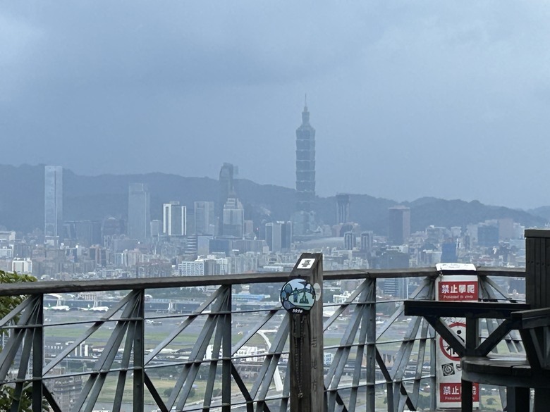 搭 捷 運 登 走 劍 潭 山 親 山 步 道