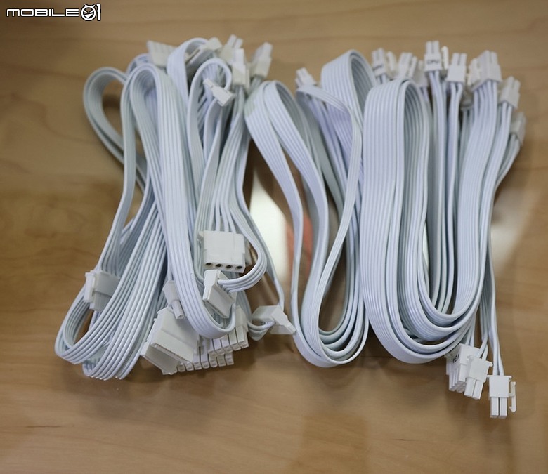 點我看大圖 高CP值便宜千瓦白金白色登場 FSP 全漢 VITA 1000W PM