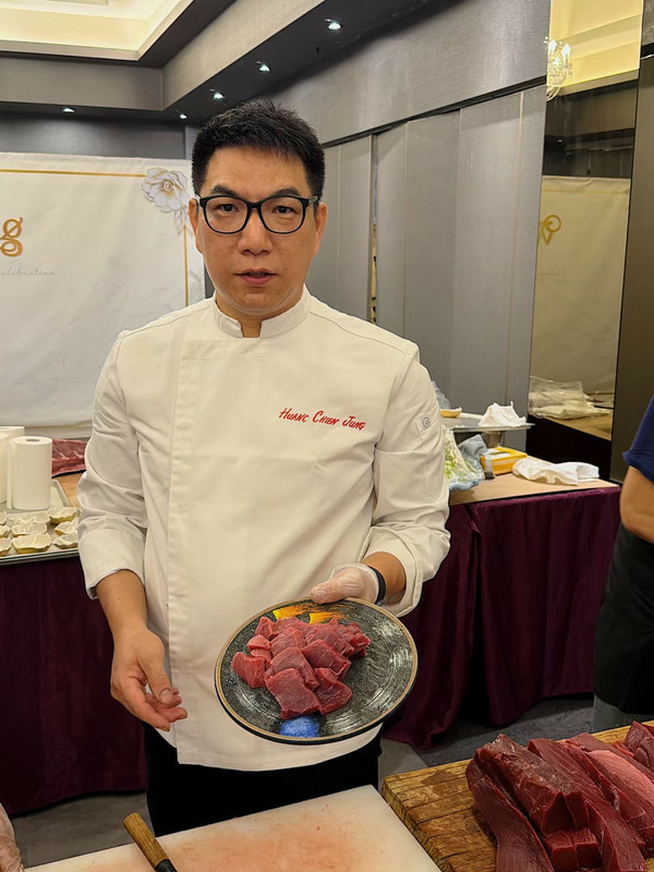 〖分享〗屏東商業聚餐｜整尾200公斤黑鮪魚現切，極品刺身盛合直接吃！