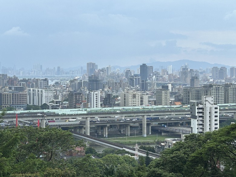 搭 捷 運 登 走 劍 潭 山 親 山 步 道