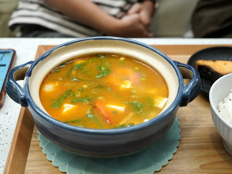 【食記】台南東區美食｜豪華海鮮粥、金沙蝦仁湯加購土魠魚、日式炸豬排咖哩飯、麻辣水煮煲，均消200多、份量誠意足