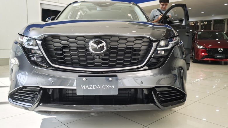趕在展間第一天上架來看All New CX-5的賞車心得分享~~