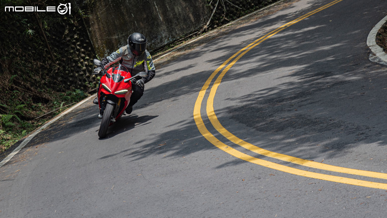 點我看大圖 DUCATI Pangale V2 S 試駕|街賽一體混血王子!超輕量級、最親民的DUCATI跑車