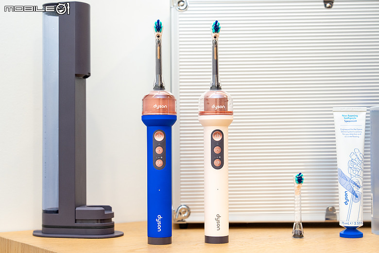 Dyson CameraJet 微鏡噴射電動牙刷登場｜牙刷也有鏡頭＋AI，還能自動噴射漱口水！高單價挑戰旗艦潔牙市場