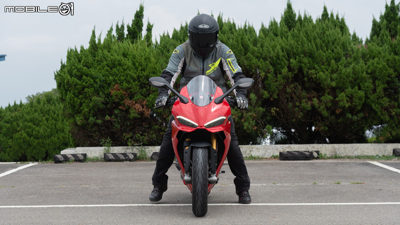 點我看大圖 DUCATI Pangale V2 S 試駕|街賽一體混血王子!超輕量級、最親民的DUCATI跑車