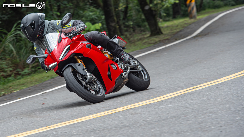 點我看大圖 DUCATI Pangale V2 S 試駕|街賽一體混血王子!超輕量級、最親民的DUCATI跑車
