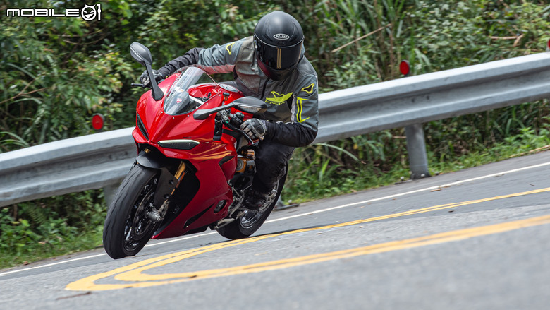 點我看大圖 DUCATI Pangale V2 S 試駕|街賽一體混血王子!超輕量級、最親民的DUCATI跑車