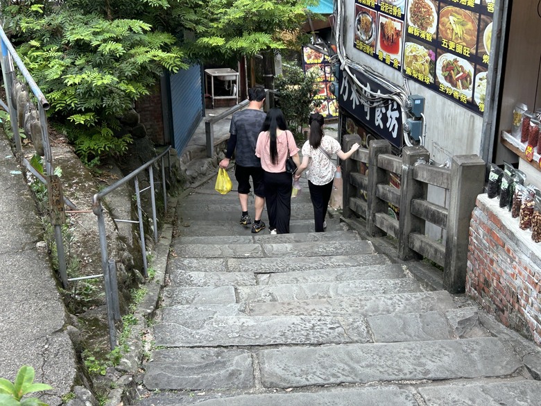 苗 栗 最 高 峰 加 里 山 ( 台 版 富 士 山 )