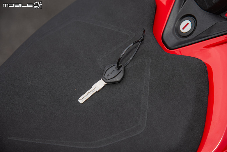 點我看大圖 DUCATI Pangale V2 S 試駕|街賽一體混血王子!超輕量級、最親民的DUCATI跑車