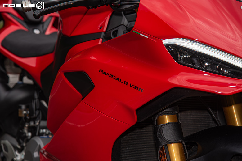 點我看大圖 DUCATI Pangale V2 S 試駕|街賽一體混血王子!超輕量級、最親民的DUCATI跑車
