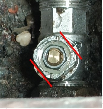 我家水錶前開關故障自來水公司馬上來更換，但我找不到合適活動板手來開關
