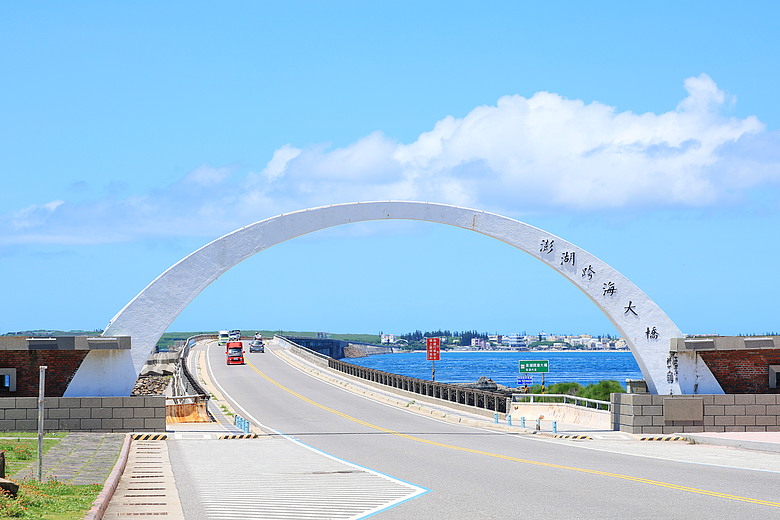 點我看大圖 (映像旅行) 澎湖EP.1 開著Subaru Outback搭渡輪,享受湛藍跳島的天倫旅行吧